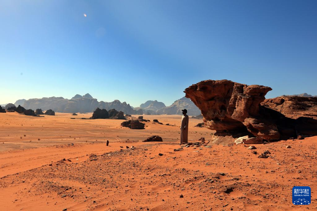 ?10��11�գ�һ��ؐ������վ�ڼs���ߵ���ķ��ɳĮ�